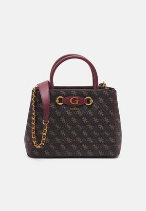 Sac à main Guess noir et marron à motifs, avec des poignées bordeaux, une bandoulière en chaîne dorée et un logo doré "G" à l'avant.