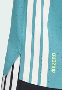 Tyrkysové športové tričko s bočnými ventilačnými otvormi, bielymi vertikálnymi pruhmi a perforovanou textúrou. Obsahuje logo "ADIZERO" v jasne žltej farbe.