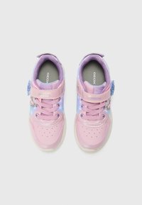 Rosa Geox-Sneaker mit lila Akzenten, ausgestattet mit einem Klettverschluss, atmungsaktivem Mesh und einem bedruckten Design, das von "Die Eiskönigin" inspiriert ist.
