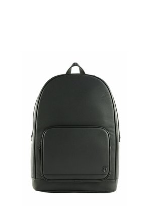 Sac à dos en cuir noir texturé avec poche avant zippée et petit logo en bas à droite, présenté sur fond blanc.