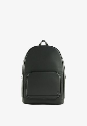 Sac à dos en cuir noir texturé avec poche avant zippée et petit logo en bas à droite, présenté sur fond blanc.