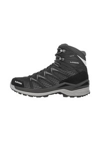 Bota de senderismo de corte medio en negro con acentos grises, que cuenta con un empeine de malla, una puntera de goma y una suela texturizada para tracción. Incluye forro GORE-TEX.
