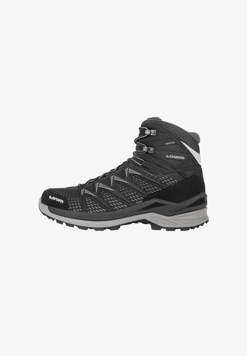 Middenhoog hikingboot in zwart met grijze accenten, inclusief een mesh bovenwerk, rubberen neuscap en een gestructureerde zool voor grip. Bevat GORE-TEX voering.