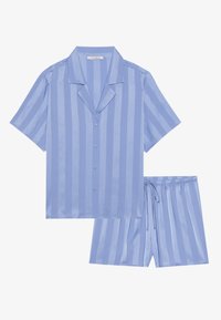 Lyseblå pysjamassett som består av kortermet skjorte med knapper og shorts med elastisk midje, begge med vekslende striper i forskjellige nyanser.