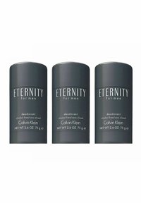 Tre cylindriske deodorantstænger i mat skifergrå. Hver af dem har hvid tekst, der står "ETERNITY for men," mærkets logo og produktoplysninger.
