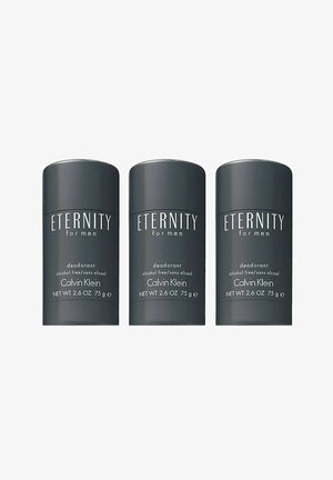 Tre cylindriske deodorantstænger i mat skifergrå. Hver af dem har hvid tekst, der står "ETERNITY for men," mærkets logo og produktoplysninger.