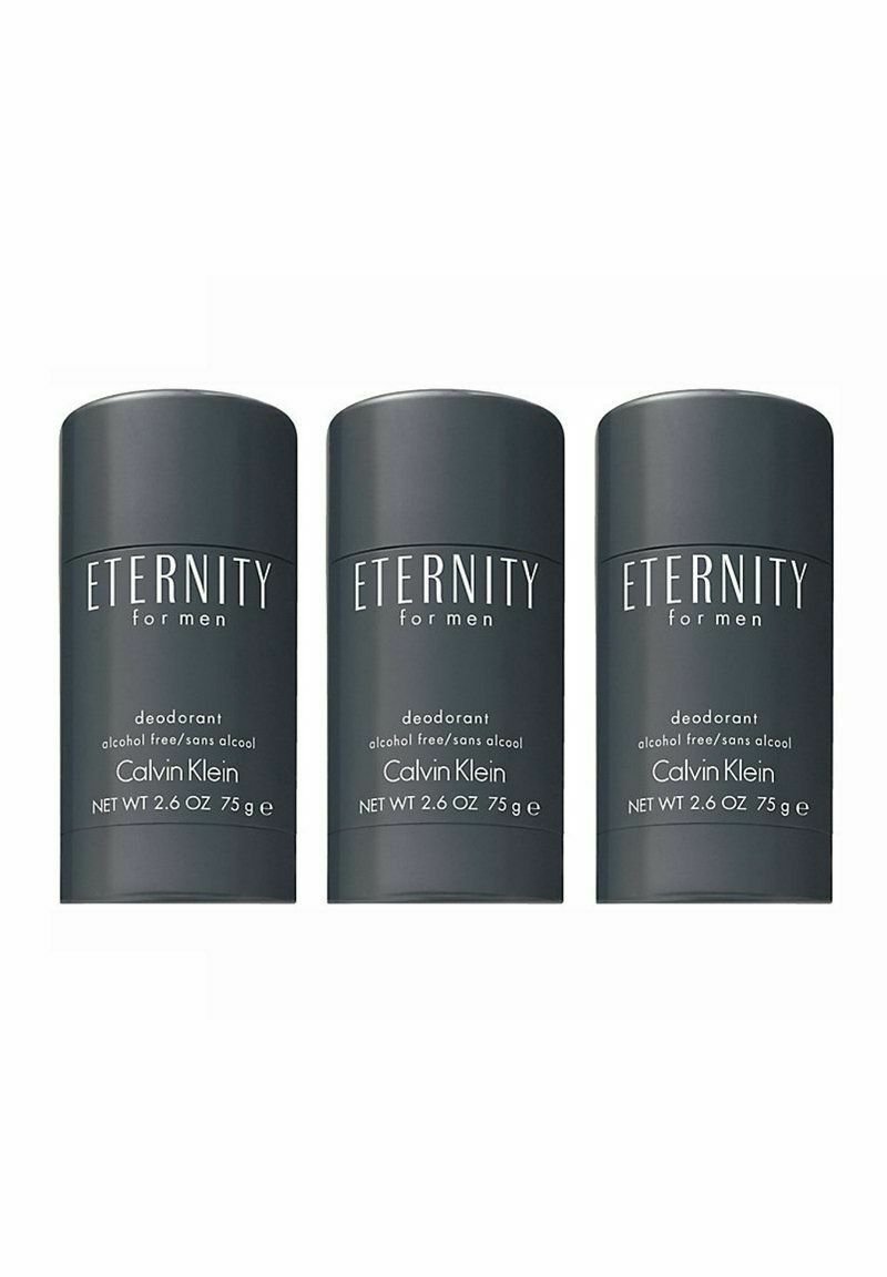 Tre cylindriske deodorantstænger i mat skifergrå. Hver af dem har hvid tekst, der står "ETERNITY for men," mærkets logo og produktoplysninger.