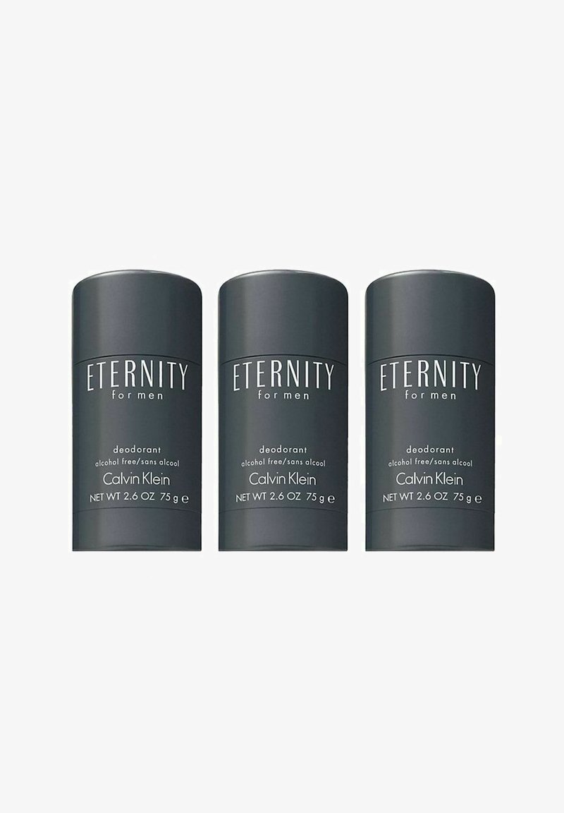 Tre cylindriske deodorantstænger i mat skifergrå. Hver af dem har hvid tekst, der står "ETERNITY for men," mærkets logo og produktoplysninger.