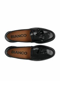 Zwarte lak leren loafers met een mocassinontwerp, met een franjes accent en een bruine binnenzool met het label "BIANCO." Glad textuur.