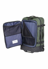 Sac à dos à roulettes en tissu vert avec un fond noir, doté d'un intérieur spacieux, de poches en mesh et de compartiments zippés. Étiquette de marque bien visible.