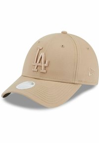 Beige Baseballcap mit einem gestickten LA-Logo auf der Vorderseite, einem gebogenen Schirm und Belüftungslöchern oben. Preisschilder am Schirm befestigt.