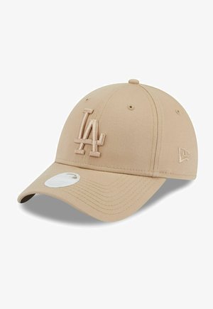 Cappellino da baseball beige con logo LA ricamato sulla parte anteriore, visiera curva e fori di ventilazione sulla parte superiore. Etichette attaccate al bordo.