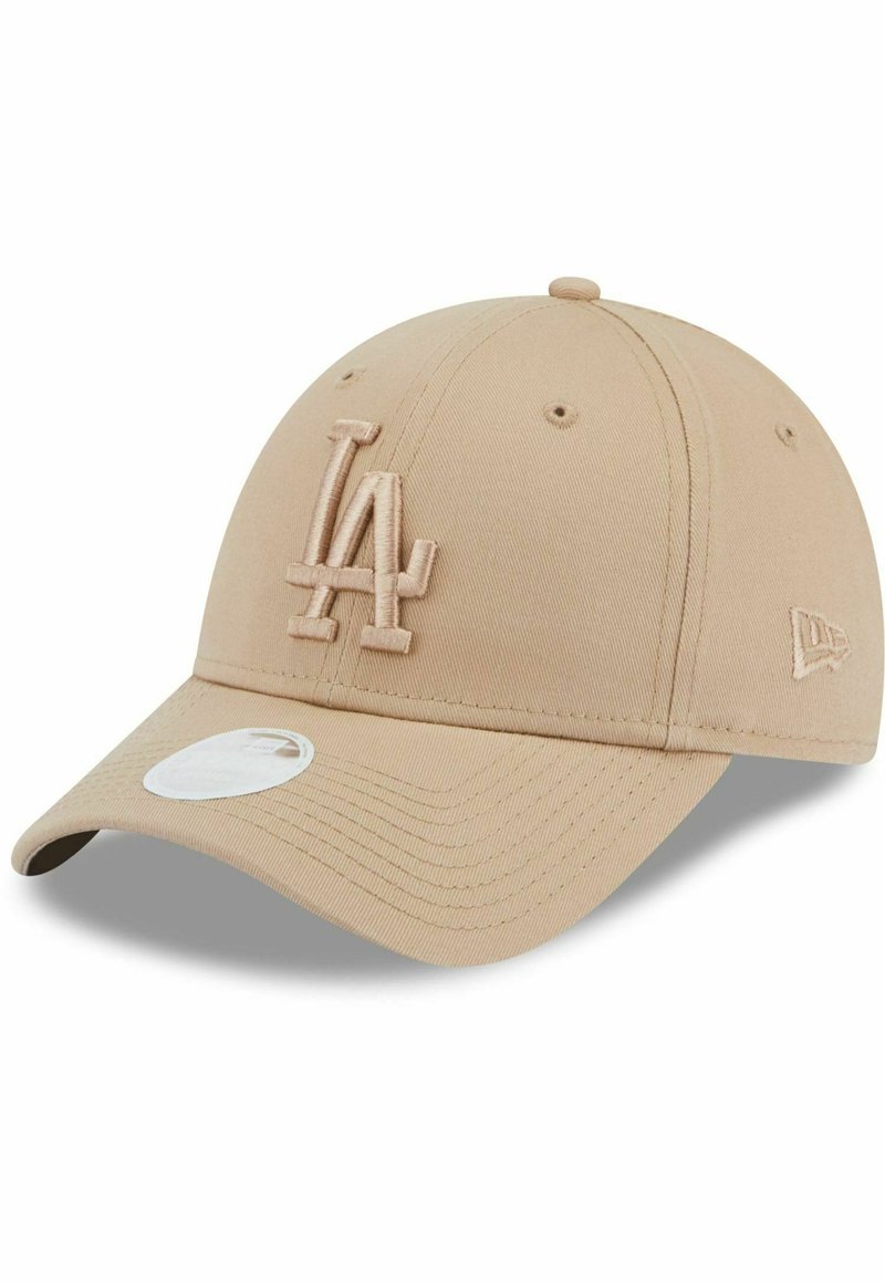 Beige Baseballcap mit einem gestickten LA-Logo auf der Vorderseite, einem gebogenen Schirm und Belüftungslöchern oben. Preisschilder am Schirm befestigt.