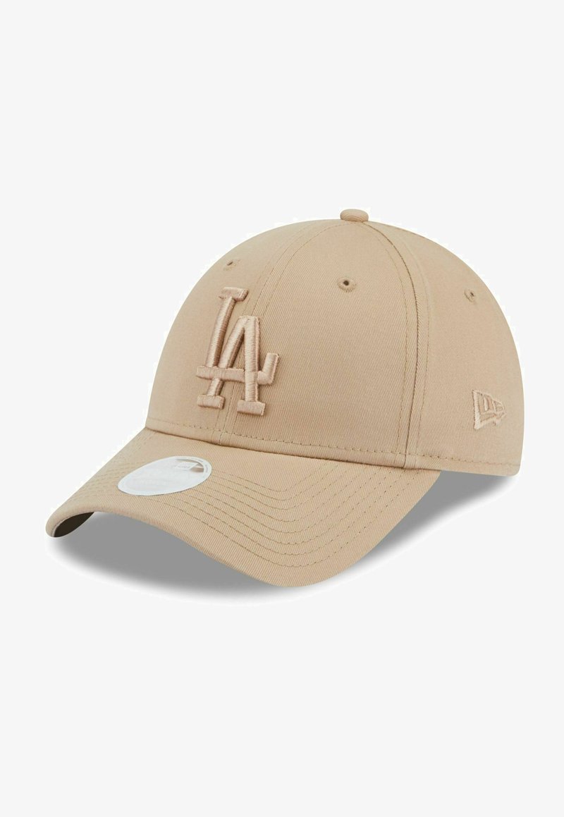 Beige Baseballcap mit einem gestickten LA-Logo auf der Vorderseite, einem gebogenen Schirm und Belüftungslöchern oben. Preisschilder am Schirm befestigt.