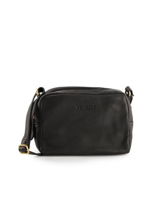 Zwarte leren crossbody tas met een platte rechthoekige vorm, voorzien van een bovenste ritssluiting en een gegraveerd "VENEZIA" logo aan de voorkant.