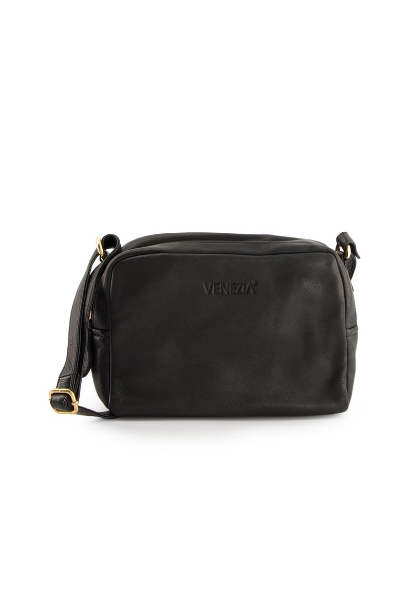 Sort læder crossbody taske med en flad rektangulær form, der har en top lynlås og et præget "VENEZIA" logo på fronten.