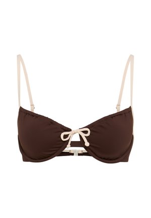 Κορυφή μπικίνι σε καφέ χρώμα με ενισχυμένα cups, ρυθμιζόμενους κρεμ ιμάντες και λεπτομέρεια δέσιμου μπροστά. Λεπτή υφή με ελαφρύ γυαλιστερό φινίρισμα.