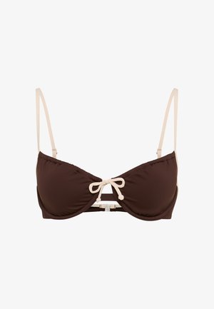 Κορυφή μπικίνι σε καφέ χρώμα με ενισχυμένα cups, ρυθμιζόμενους κρεμ ιμάντες και λεπτομέρεια δέσιμου μπροστά. Λεπτή υφή με ελαφρύ γυαλιστερό φινίρισμα.