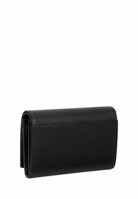 Portafoglio nero con texture, forma rettangolare, presenta un interno liscio. L'esterno mostra una finitura decorata e un design elegante.
