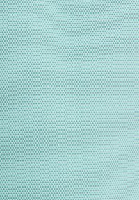 Hellblauer, strukturierter Stoff mit einem sich wiederholenden geometrischen Muster. Die Webart ist dicht und bietet eine taktile Oberfläche mit leichtem Glanz.