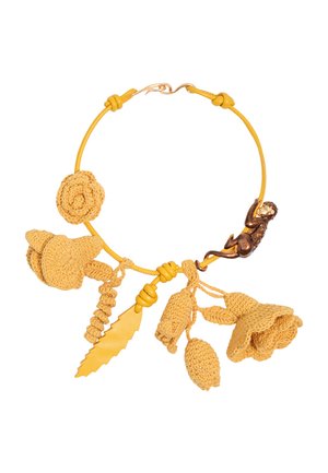 Collar amarillo con flor y colgantes de frutas tejidos a ganchillo, una hoja amarilla y un pequeño mono de bronce sosteniendo una gema.