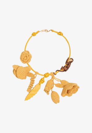Žltý náhrdelník s háčkovanou kvetinou a ovocnými príveskami, žltý list a malá bronzová opica držiaca drahokam.