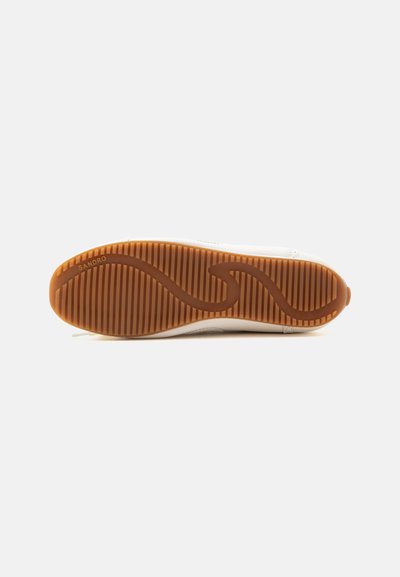 Semelle de chaussure avec une semelle en caoutchouc marron présentant des bandes horizontales et un motif incurvé, affichant le nom de la marque "SANDRO" près du talon.