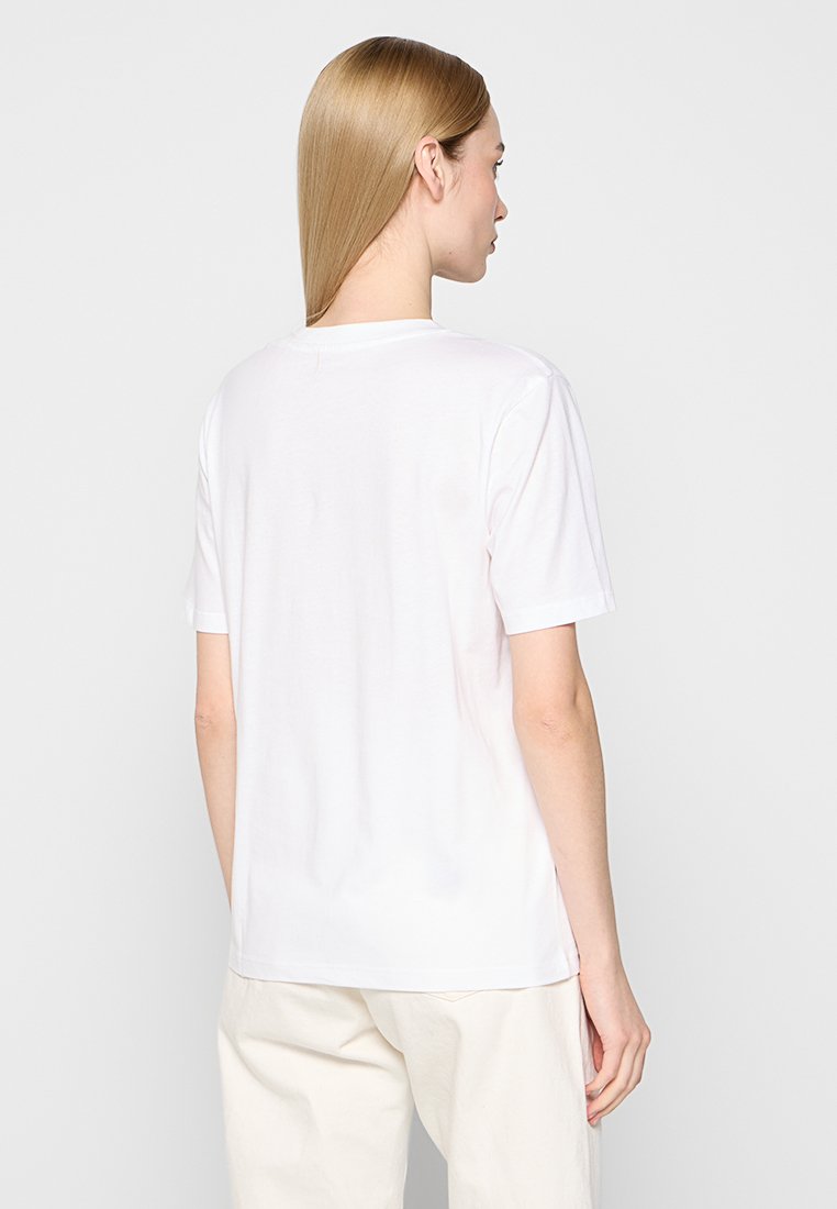 Weißes Baumwoll-T-Shirt mit standardmäßigem Schnitt, kurzen Ärmeln und rundem Halsausschnitt, mit einer glatten Textur und ohne sichtbare Muster.
