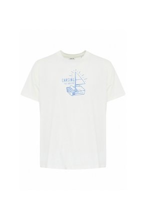 Weißes Baumwoll-T-Shirt mit kurzen Ärmeln, das auf der Vorderseite einen blauen Graf print eines Segelboots und den Text "CHASING THE HORIZON" zeigt.