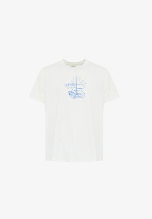 Weißes Baumwoll-T-Shirt mit kurzen Ärmeln, das auf der Vorderseite einen blauen Graf print eines Segelboots und den Text "CHASING THE HORIZON" zeigt.