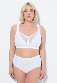 Witte kant bralette met een doorschijnend paneelontwerp en brede bandjes, gecombineerd met hoge witte onderbroekjes met kantafwerking. Zachte tekstuur.