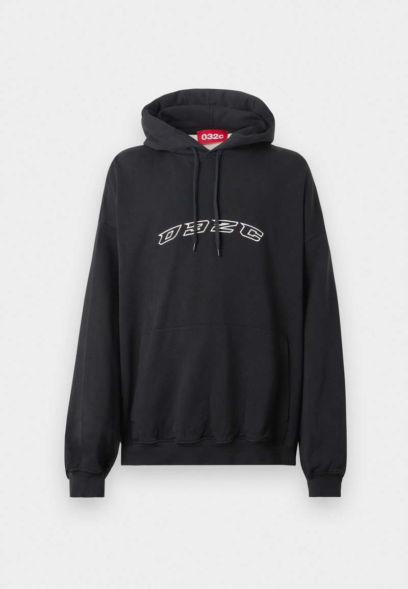 Zwarte hoodie met witte gestileerde "032c" tekst op de borst, voorste kangoeroezak en capuchon met trekkoord.