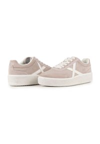 Sneakers in suede rosa chiaro con dettagli bianchi, caratterizzati da suole in gomma testurizzata, lacci rotondi e un semplice design geometrico sul lato.