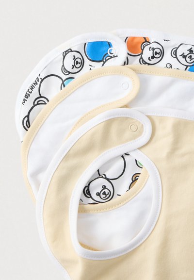 Σετ από τέσσερις σαλιάρες για μωρά σε διαφορετικά χρώματα: μπεζ, λευκό και ένα υφασμάτινο με σχέδιο αρκούδων και έντονες μπλε και πορτοκαλί αποχρώσεις. Υλικό βαμβάκι.