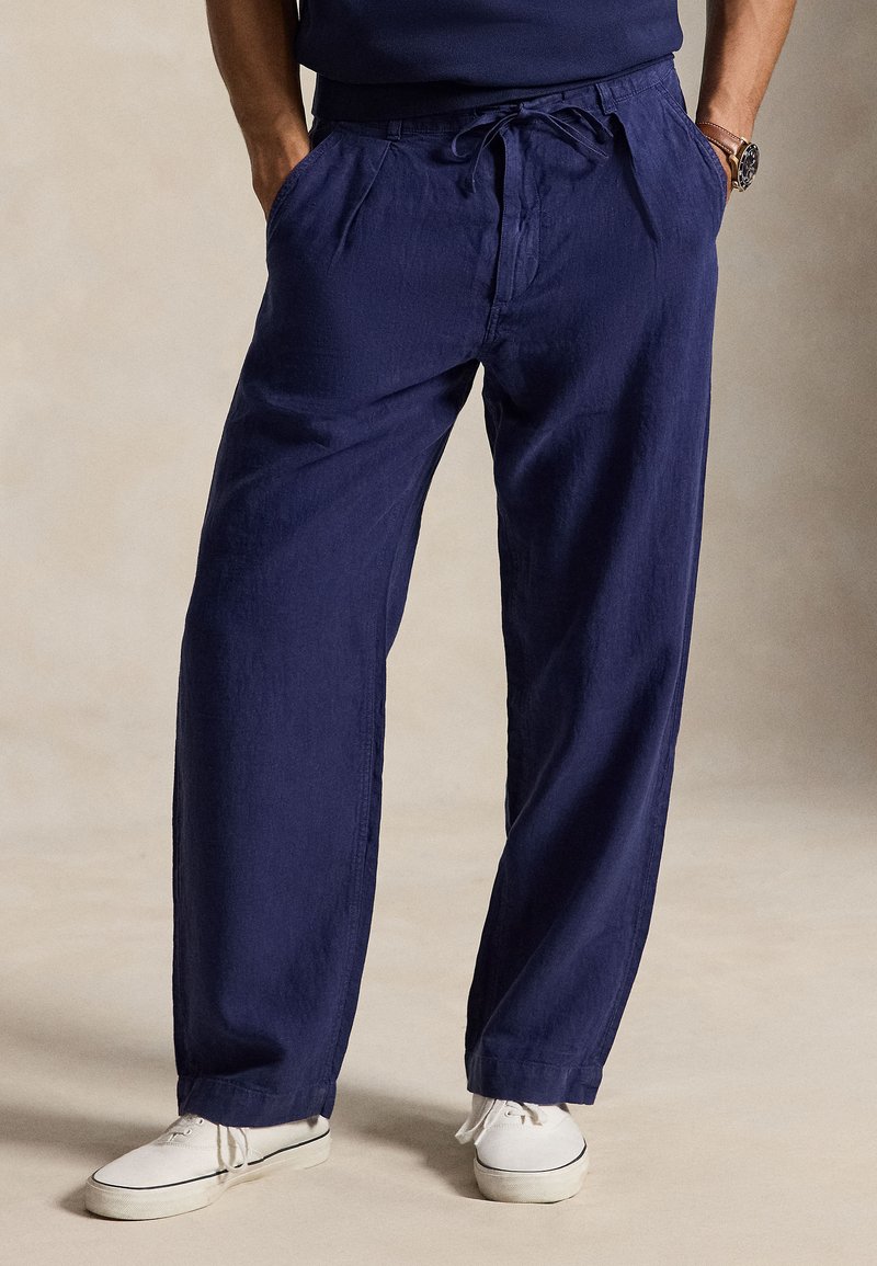 Polo Ralph Lauren LATEEF RELAXED FIT PLEATED LINEN PANT - Pantaloni - newport navy