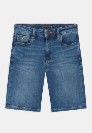 Mellemblå denimshorts med fem-lomme design, knap- og lynlås lukning samt let falming på forsiden af lårene.