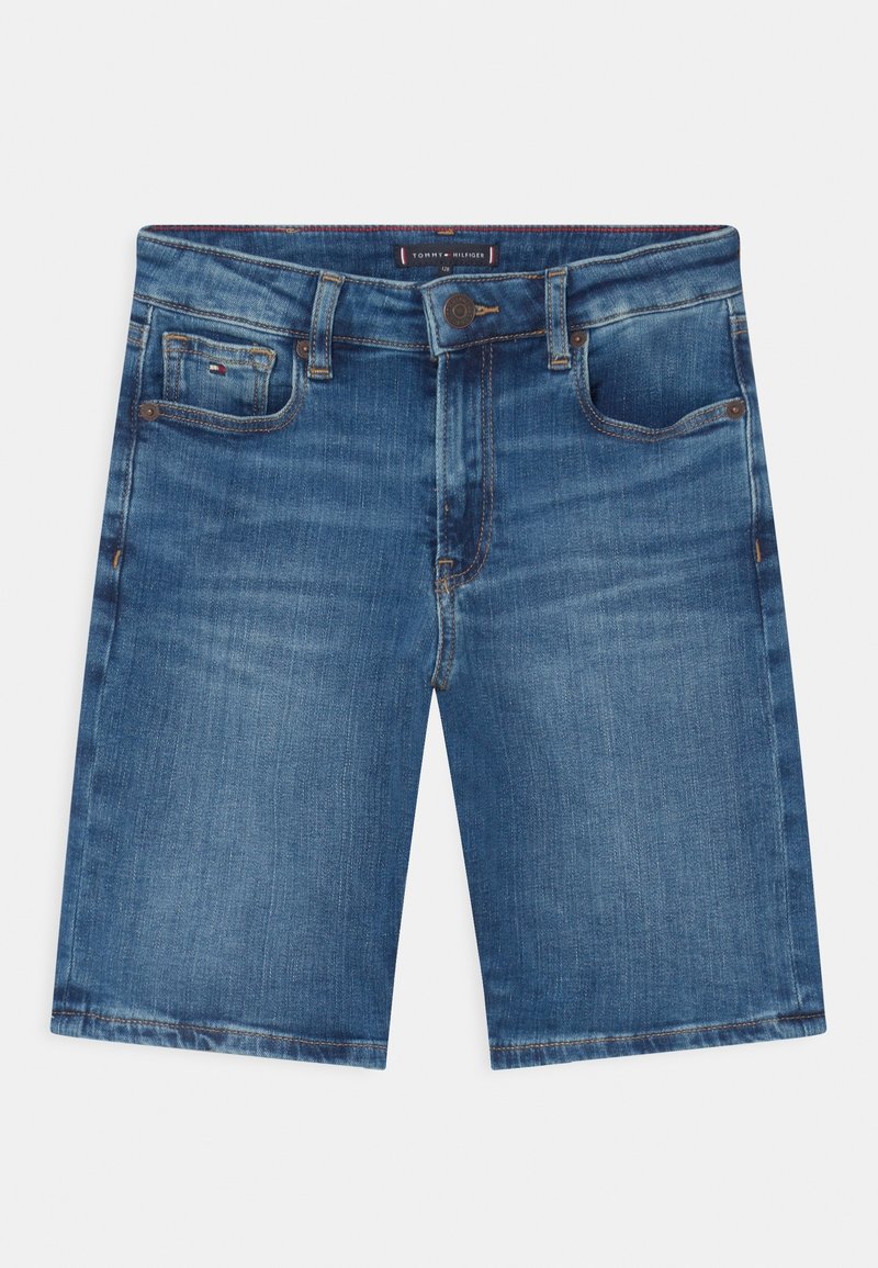 Midblaue Jeansshorts mit Fünf-Taschen-Design, Knopf- und Reißverschluss sowie dezentem Verblassen an den vorderen Oberschenkeln.