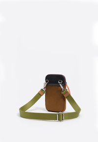 Brokastno in črno tekstilno telefonsko torbico z zelenim trakom, ki ima zadrgo, srebrno kovinsko opremo in oranžni detajl. Kompaktna in pravokotna oblika.