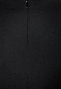 Jupe noire en tissu lisse avec une fermeture éclair dissimulée au dos et une coupe droite. Aucun motif ni ornement visible.