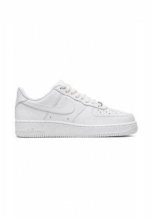 Sneakers basse bianche Nike Air Force 1 con tomaia in pelle, chiusura frontale con lacci, punta traforata e suola piatta in gomma.