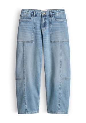 Pantalon en denim bleu clair avec grandes poches plaquées à l'avant, passants pour ceinture et fermeture à boutons, présenté sur un fond blanc.