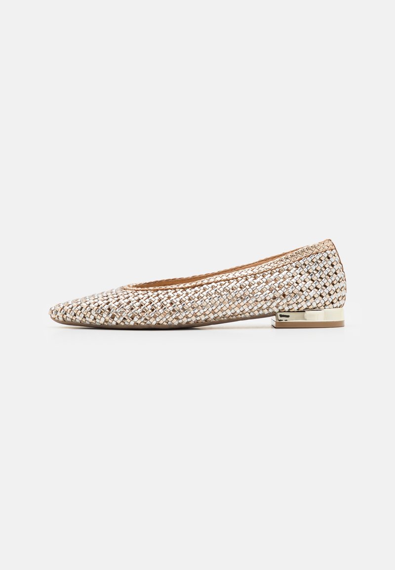 Ballerines tissées en beige et crème avec un bout pointu et un petit talon rehaussé d'or, présentant une surface texturée et un design minimaliste.