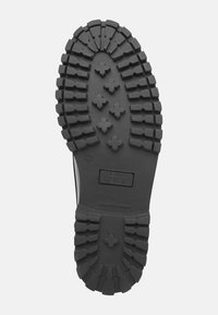 Gummisohle mit tiefen Profilen, versehen mit einem Kreuzmuster und eingeprägten Marken "HENRY STEVENS" und "AUTHENTIC RUBBER", gekennzeichnet mit Größe 42.