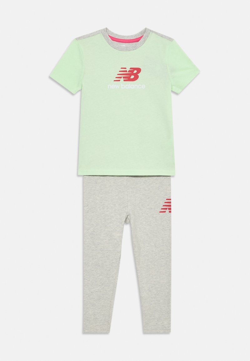 Hellgrünes T-Shirt mit kurzen Ärmeln und rotem Logo; graue Leggings mit rotem Logo am linken Bein. Baumwollmaterial, lässige Passform.