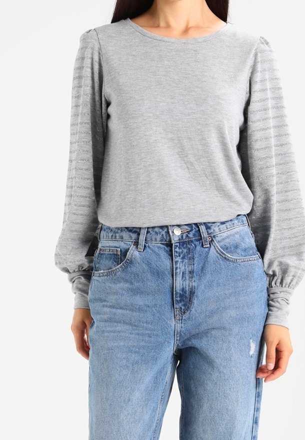 Šedé tričko s dlouhým rukávem a strukturovanými pruhovanými nabíranými rukávy, doplněné světle modrými džínami s vysokým pasem, s předním zapínáním na knoflíky a opranými detaily.
