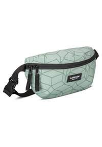 Sac banane vert clair avec motif géométrique noir, fermetures éclair noires, sangle ajustable et étiquette de la marque Larkson Hamburg à l'avant.