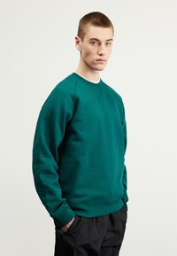 Carhartt WIP CHASE - Felpa - chervil/gold