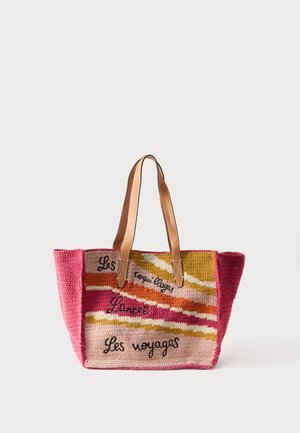Borsa tote rosa all'uncinetto con manici in pelle marrone, motivo a righe in giallo, arancione, bianco e testo francese ricamato che recita "Les coquillages, Lorec, Les voyages."