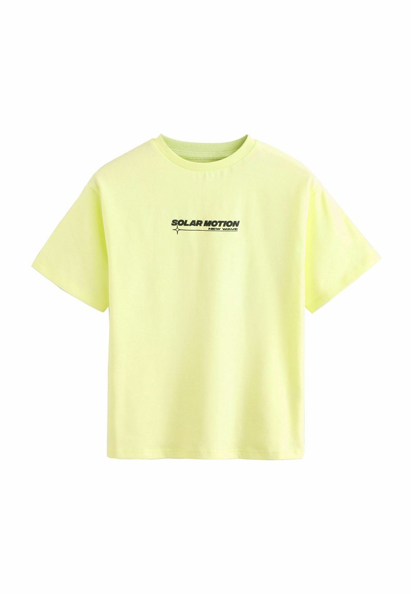Gul bomulds t-shirt med korte ærmer, rund halsudskæring og sort trykt tekst "SOLAR MOTION NEW WAVE" på forsiden. Glat tekstur.