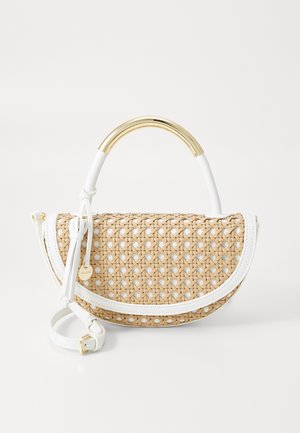 Halbmondförmige, hellbraune gewebte Handtasche mit weißen Lederbesätzen, weißem verstellbarem Riemen, weißem Quaste und goldakzentuiertem weißem Griff.